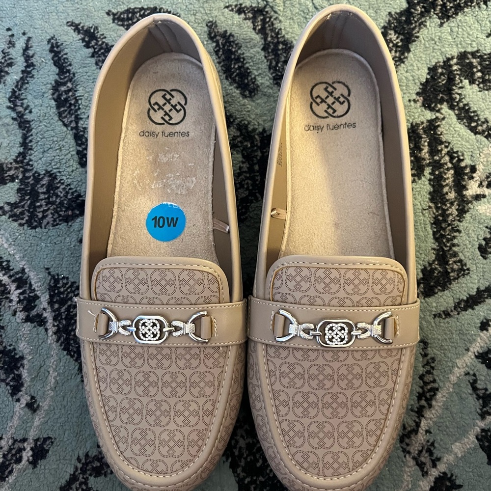 Daisy Fuentes Beige shoes sz 10wide